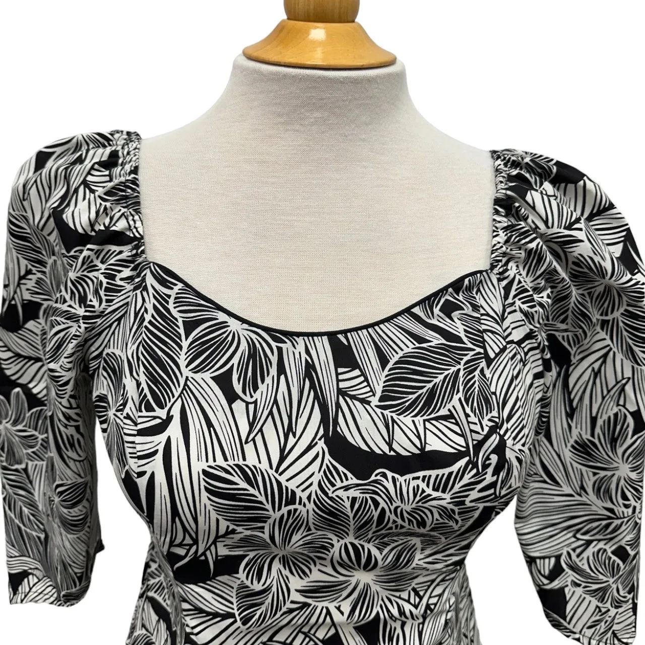 Elegant Hawaiian Print Half Sleeve Blouse Top | Black & Gray Plumeria - 286B