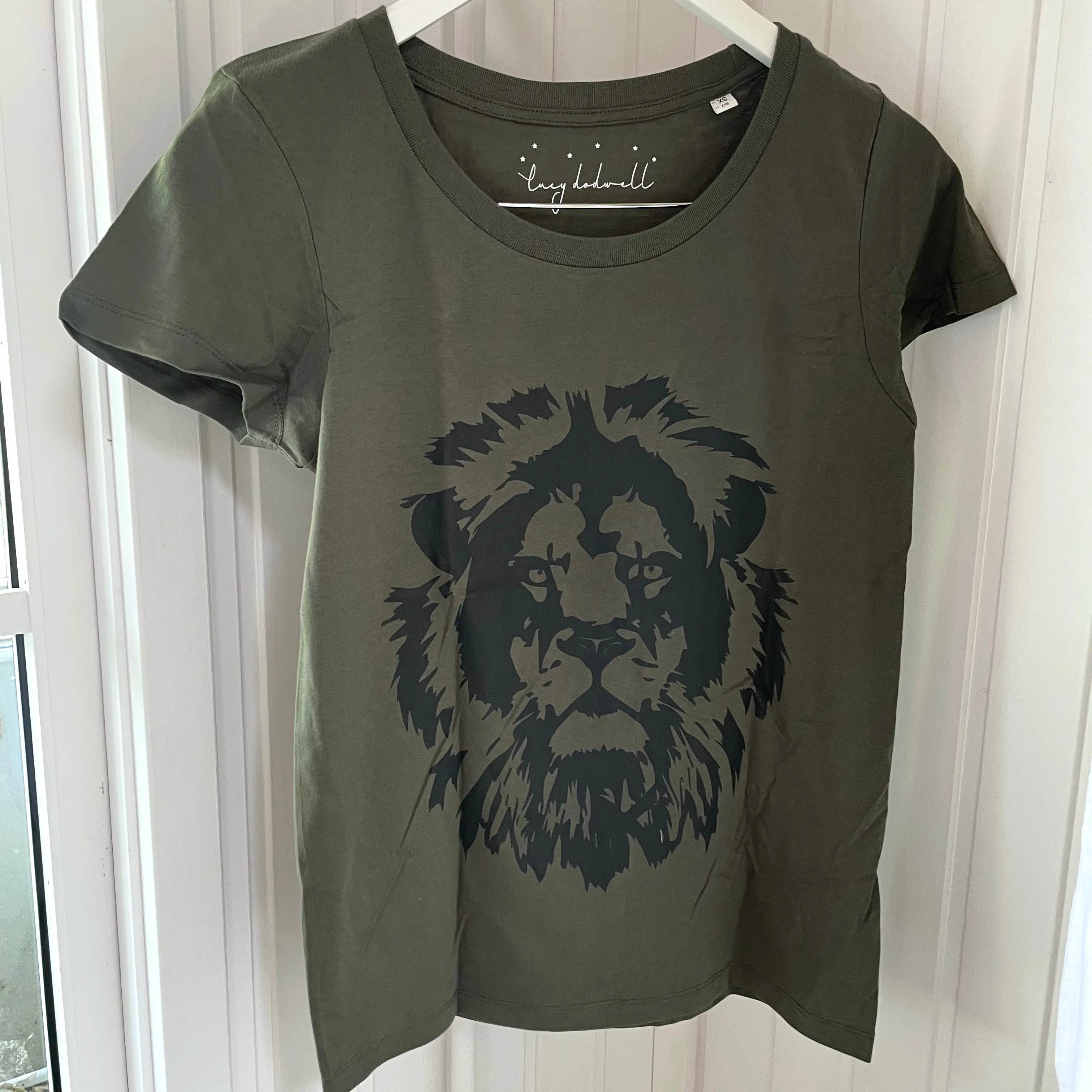 Khaki lion tee  *fitted style*