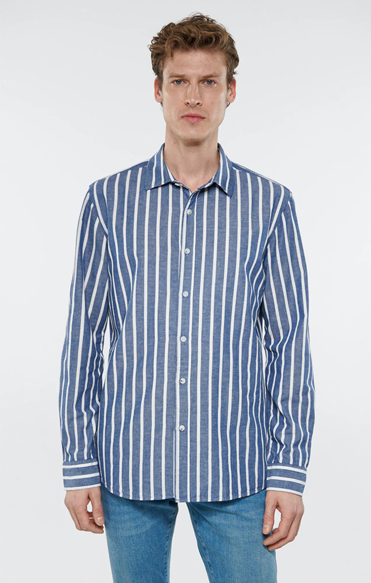 STRIPED BUTTON-UP LONG SLEEVE SHIRT IN WHITE DARK DENIM STRIPE